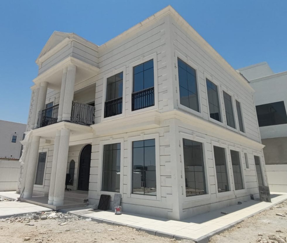 واجهة بيضاء بعد أعمال الإكساء والديكور المعماري
